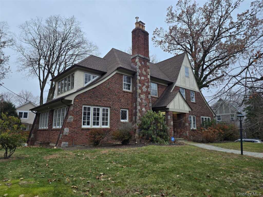 16 Bon Air Avenue, New Rochelle, NY 10804 - Photo 2 of 42