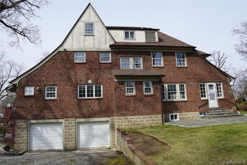 16 Bon Air Avenue, New Rochelle, NY 10804 - Photo 3 of 42