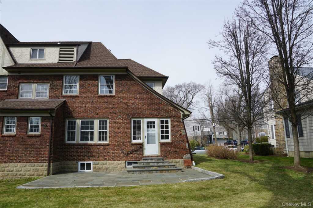 16 Bon Air Avenue, New Rochelle, NY 10804 - Photo 4 of 42