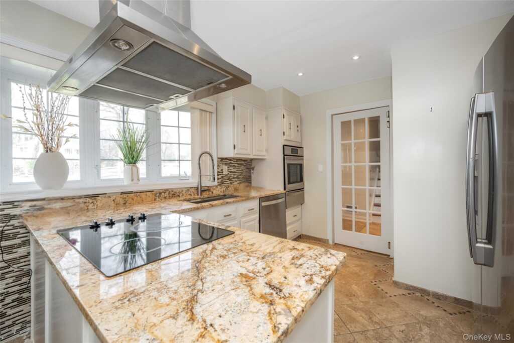 11 Meadowlark Road, Rye, NY 10573 - Photo 10 of 34