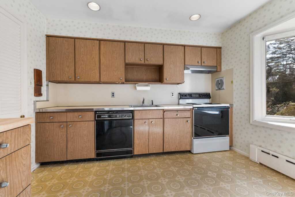 321 Locust Avenue, Rye, NY 10580 - Photo 11 of 46