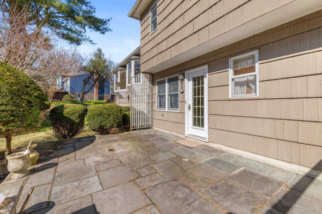 321 Locust Avenue, Rye, NY 10580 - Photo 7 of 46