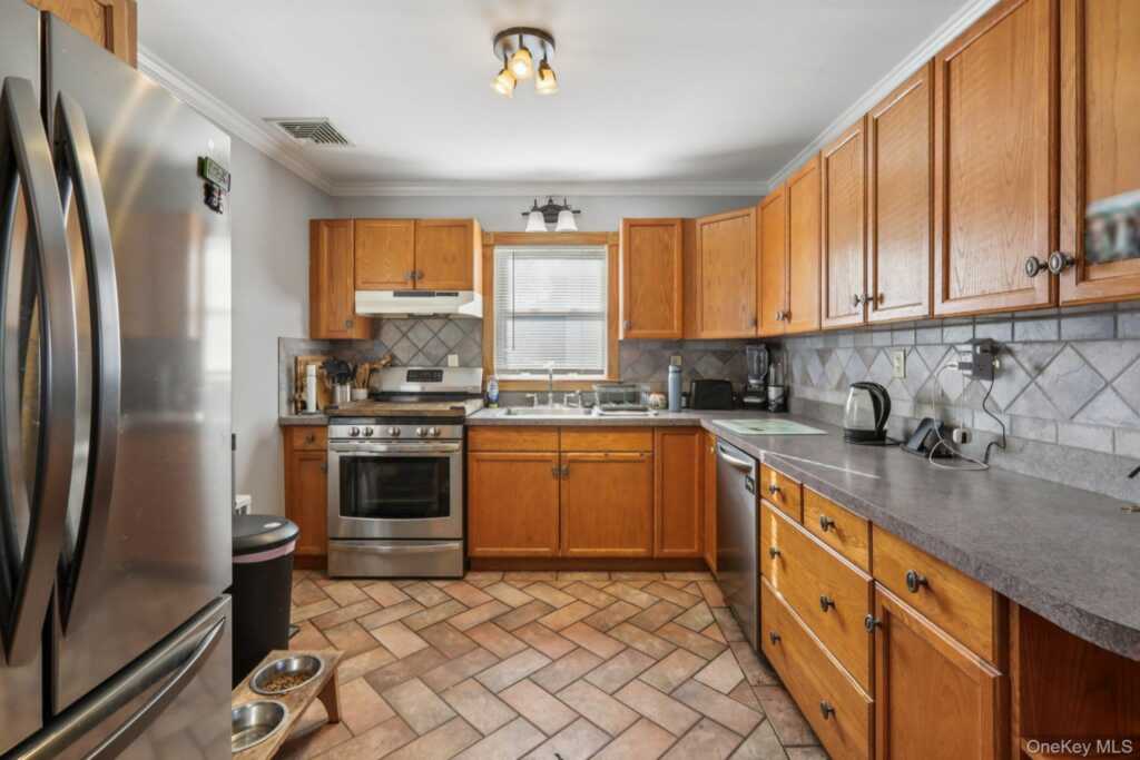 65 W Washington Avenue, Pearl River, NY 10965 - Photo 11 of 35