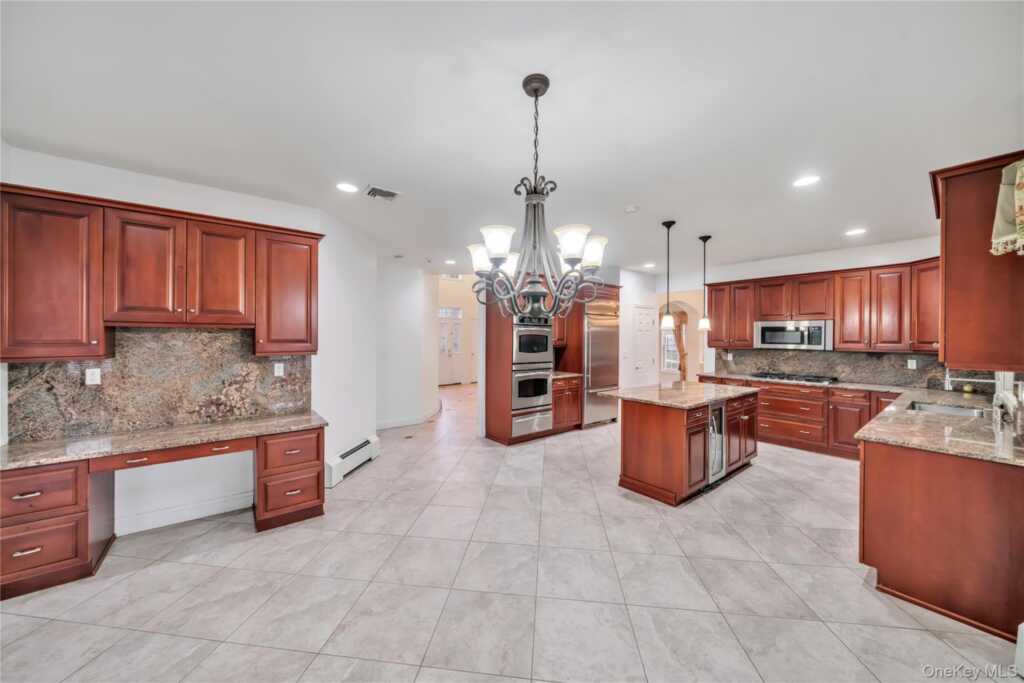 25 Charnwood Drive, Suffern, NY 10901 - Photo 10 of 31