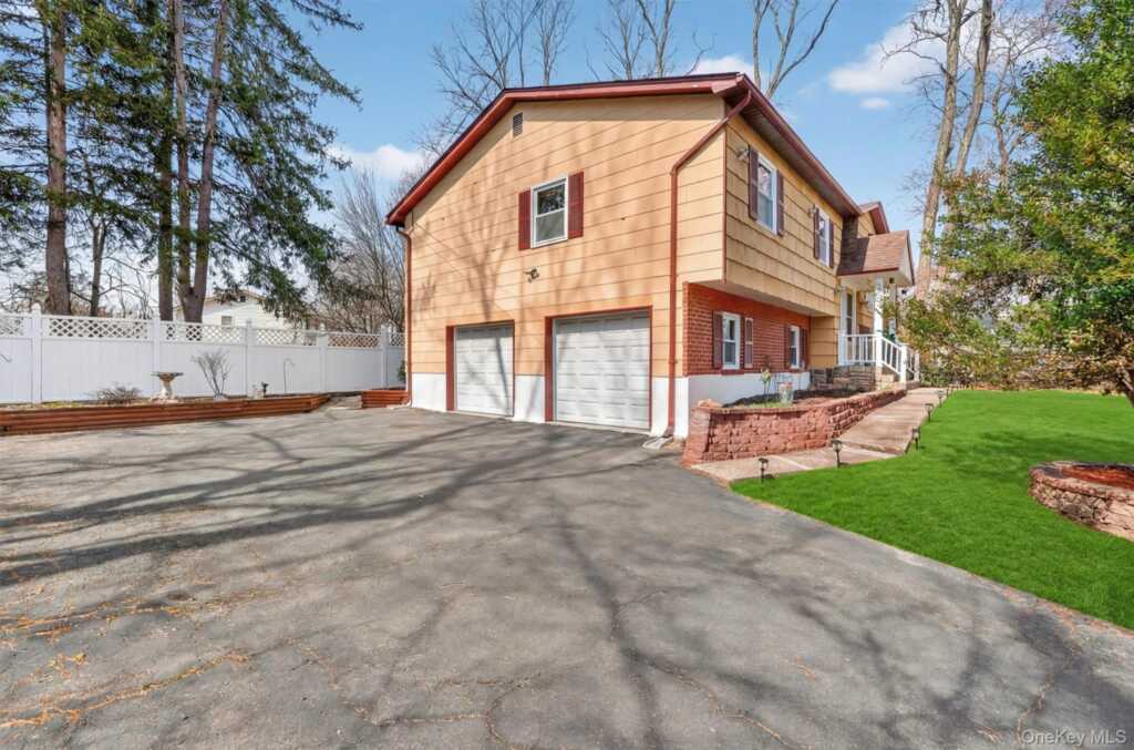 134 Ridge Road, Valley Cottage, NY 10989 - Photo 6 of 47