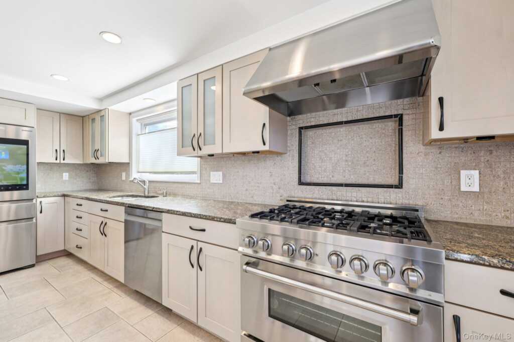 12 Old Oak Road, Rye, NY 10573 - Photo 9 of 37