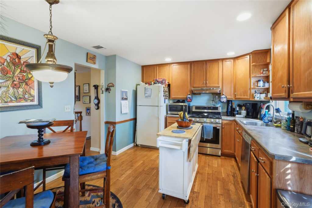 6A Carrie Lane, Nanuet, NY 10954 - Photo 7 of 30