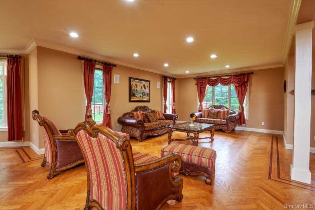 637 S Mountain Road, New City, NY 10956 - Photo 10 of 37