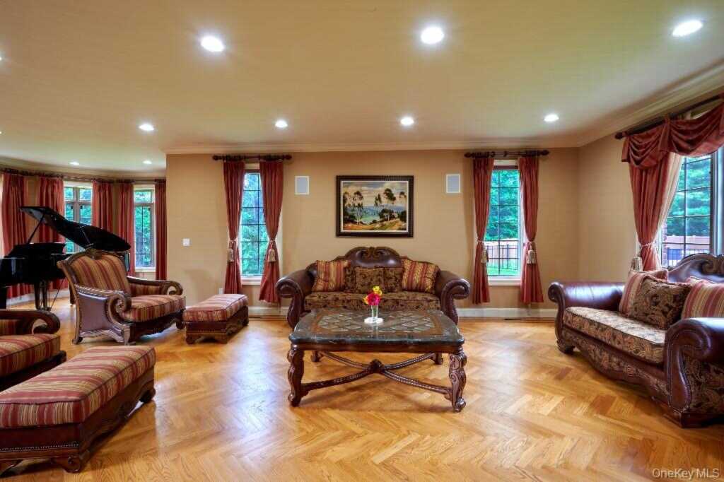 637 S Mountain Road, New City, NY 10956 - Photo 11 of 37
