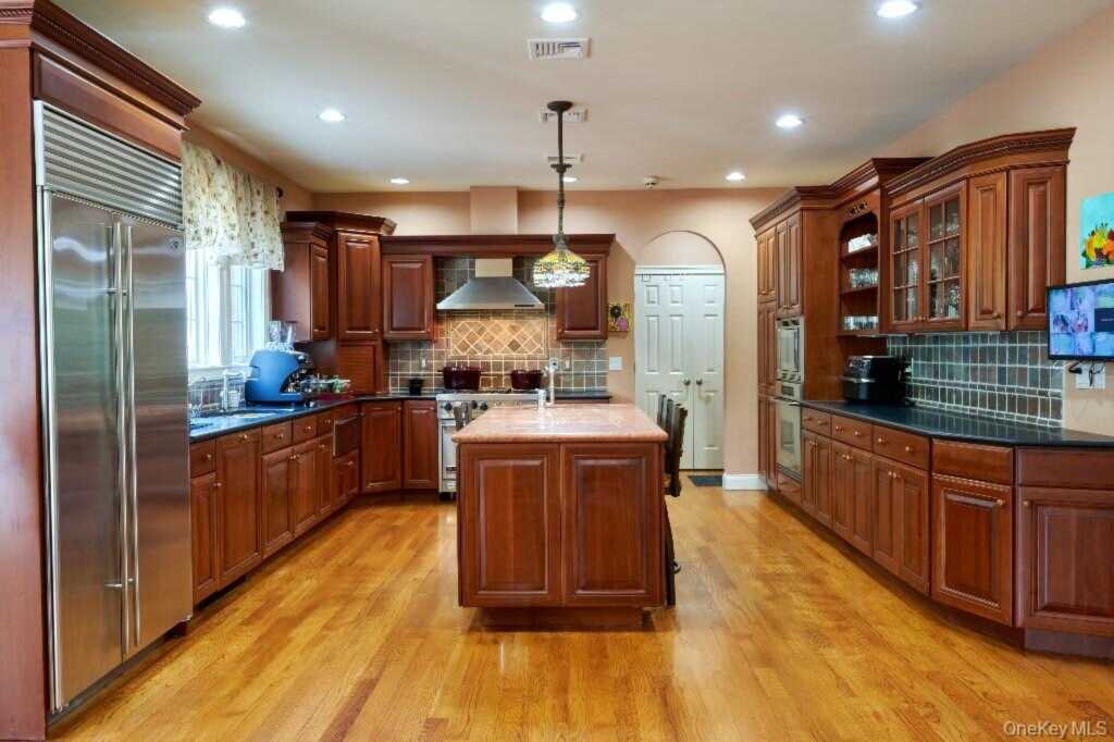 637 S Mountain Road, New City, NY 10956 - Photo 14 of 37