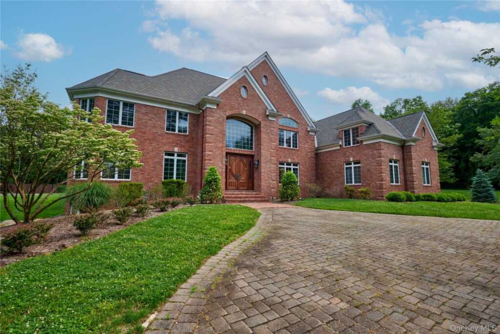 637 S Mountain Road, New City, NY 10956 - Photo 2 of 37