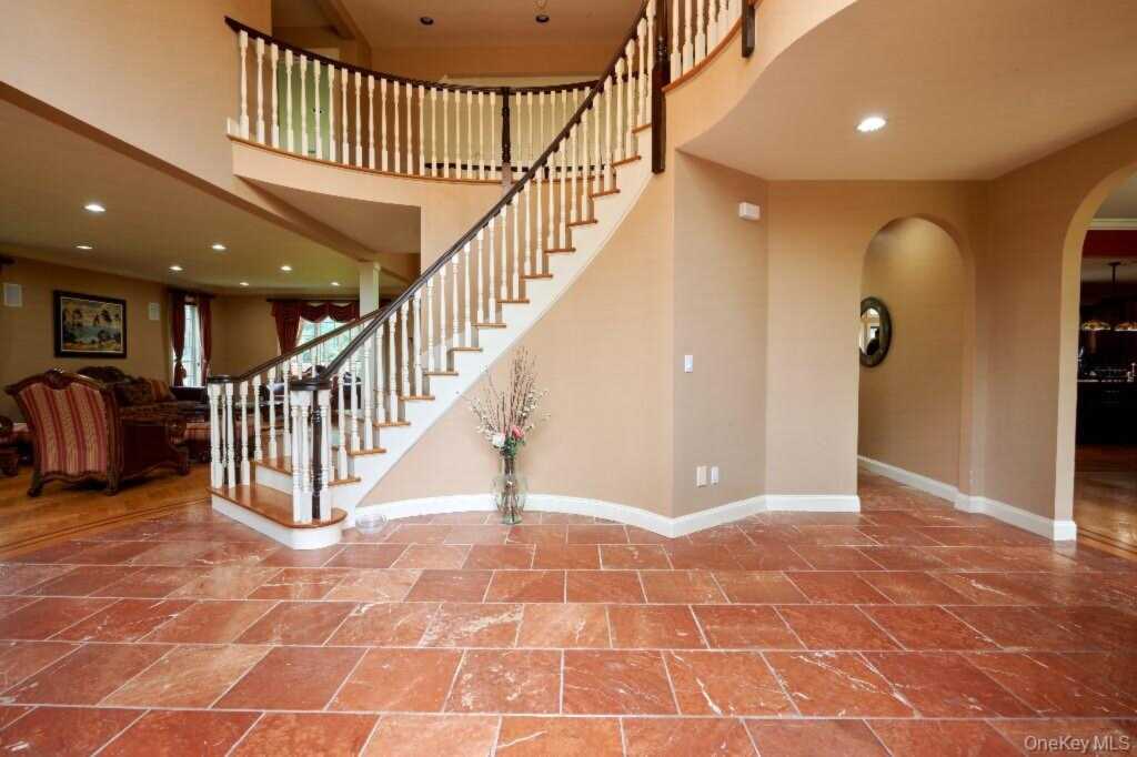 637 S Mountain Road, New City, NY 10956 - Photo 8 of 37