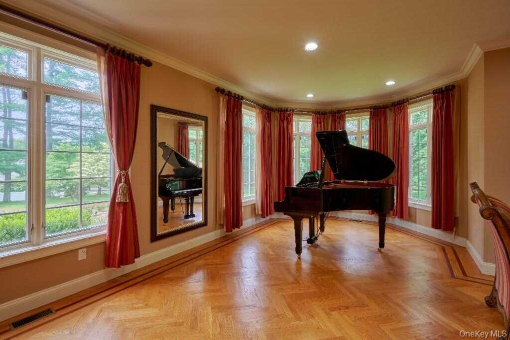 637 S Mountain Road, New City, NY 10956 - Photo 9 of 37