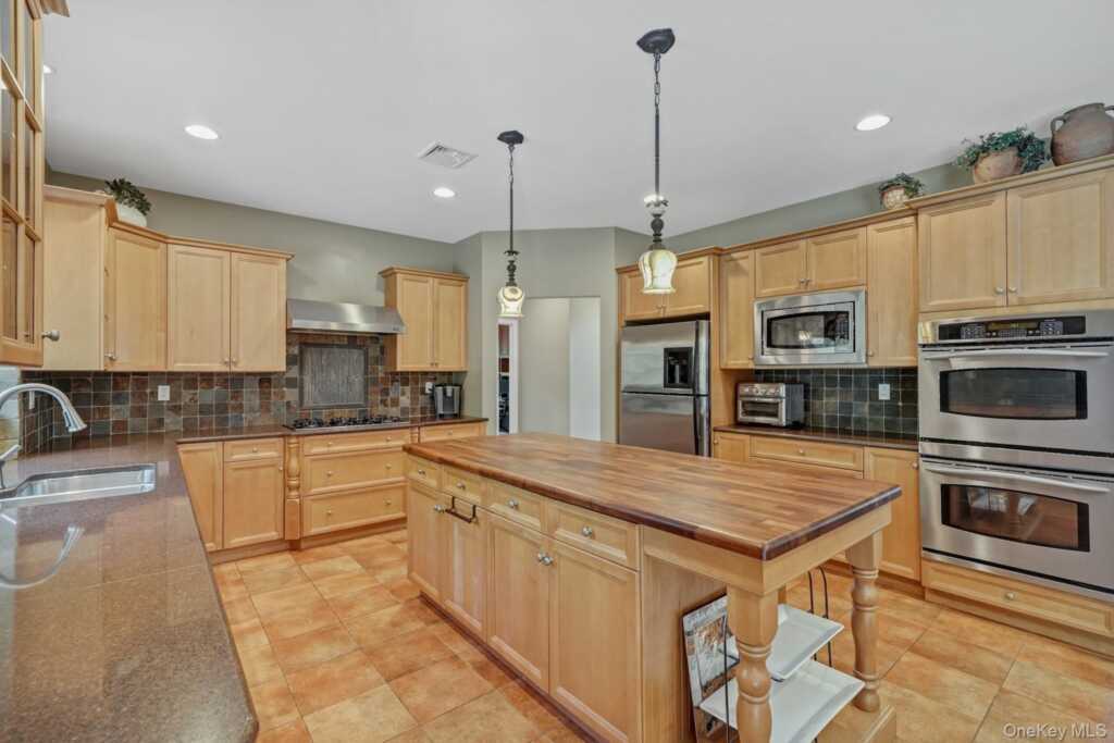 24 Charnwood Drive, Suffern, NY 10901 - Photo 18 of 46