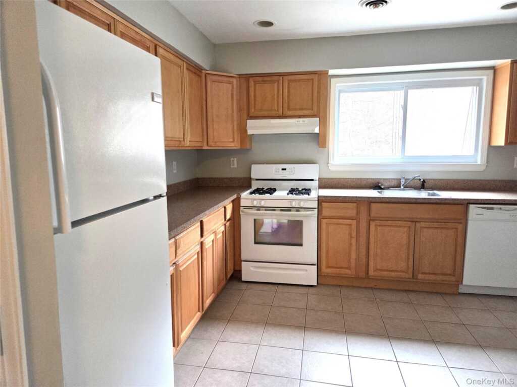 18 Pavilion Ridge Way, Unit #16, Suffern, NY 10901 - Photo 4 of 14