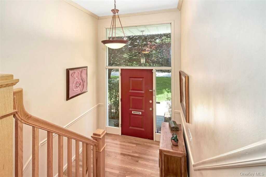 21 Douglas Circle, Rye, NY 10580 - Photo 2 of 28