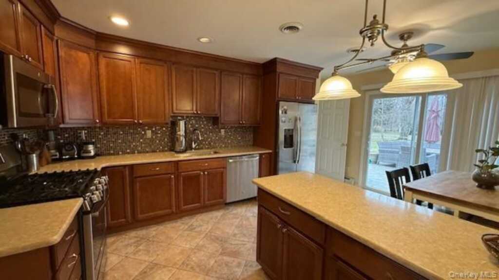 3 Flower Lane, Valley Cottage, NY 10989 - Photo 5 of 18