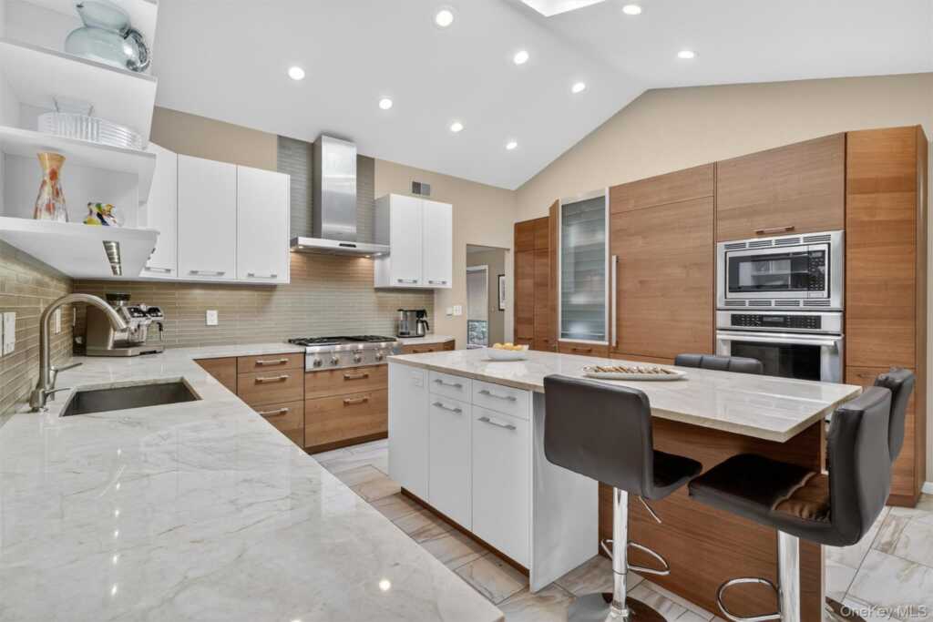 8 Augusta Court, New City, NY 10956 - Photo 4 of 38