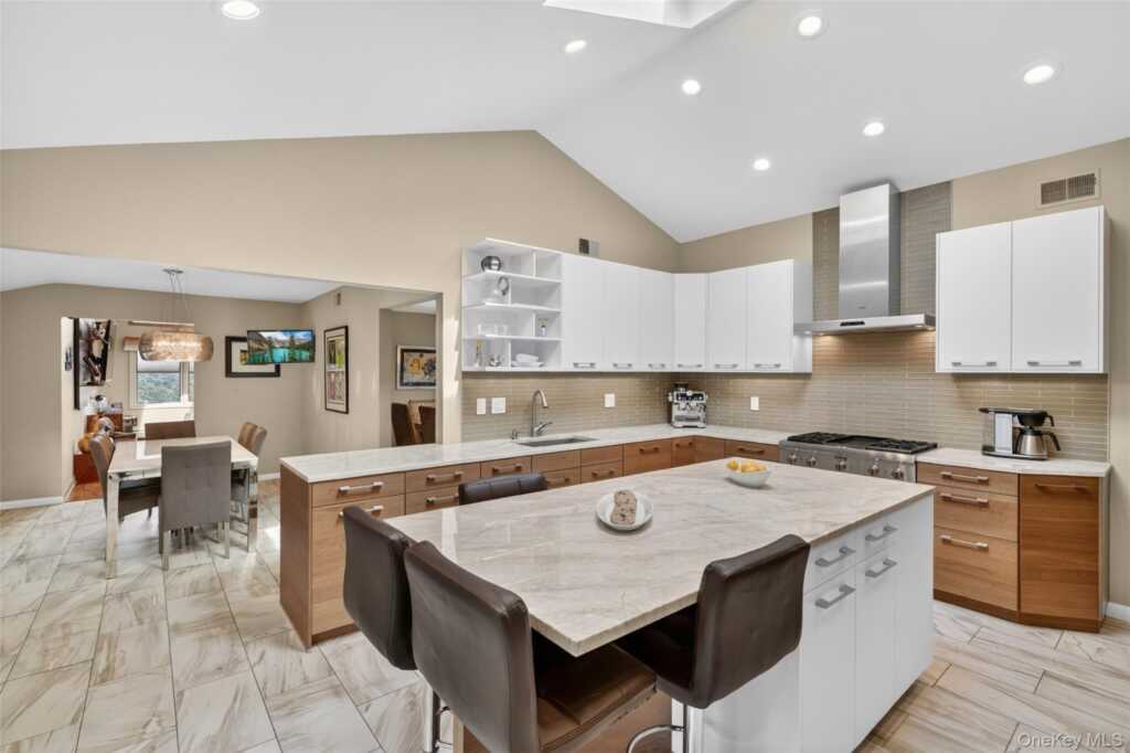 8 Augusta Court, New City, NY 10956 - Photo 5 of 38