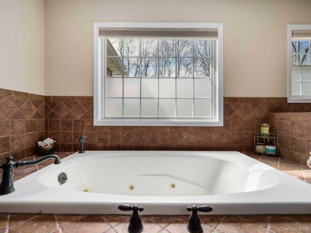 6 Park Avenue, Valley Cottage, NY 10989 - Photo 24 of 38