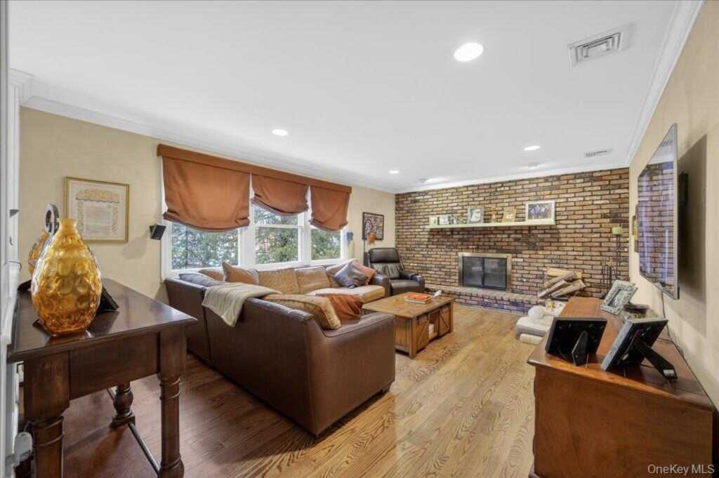 10 Evergreen Court, Suffern, NY 10901 - Photo 12 of 32