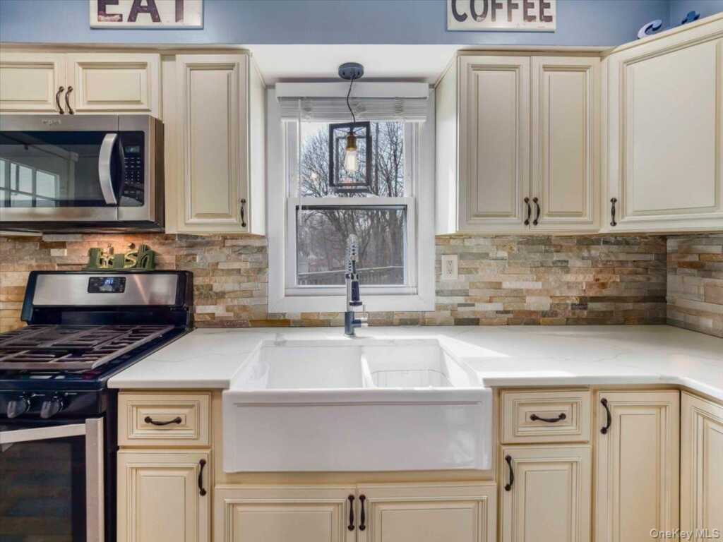 35 Hillside Avenue, Suffern, NY 10901 - Photo 4 of 43