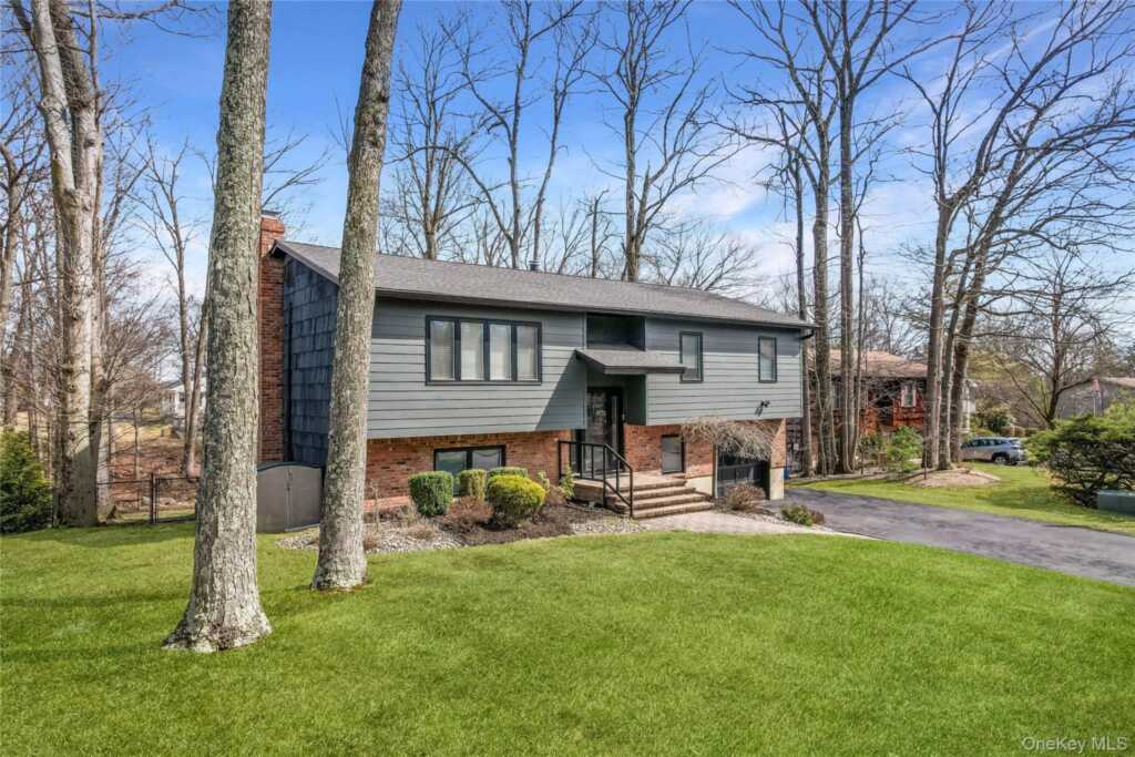 11 Foxburn Street, New City, NY 10956 - Photo 3 of 46