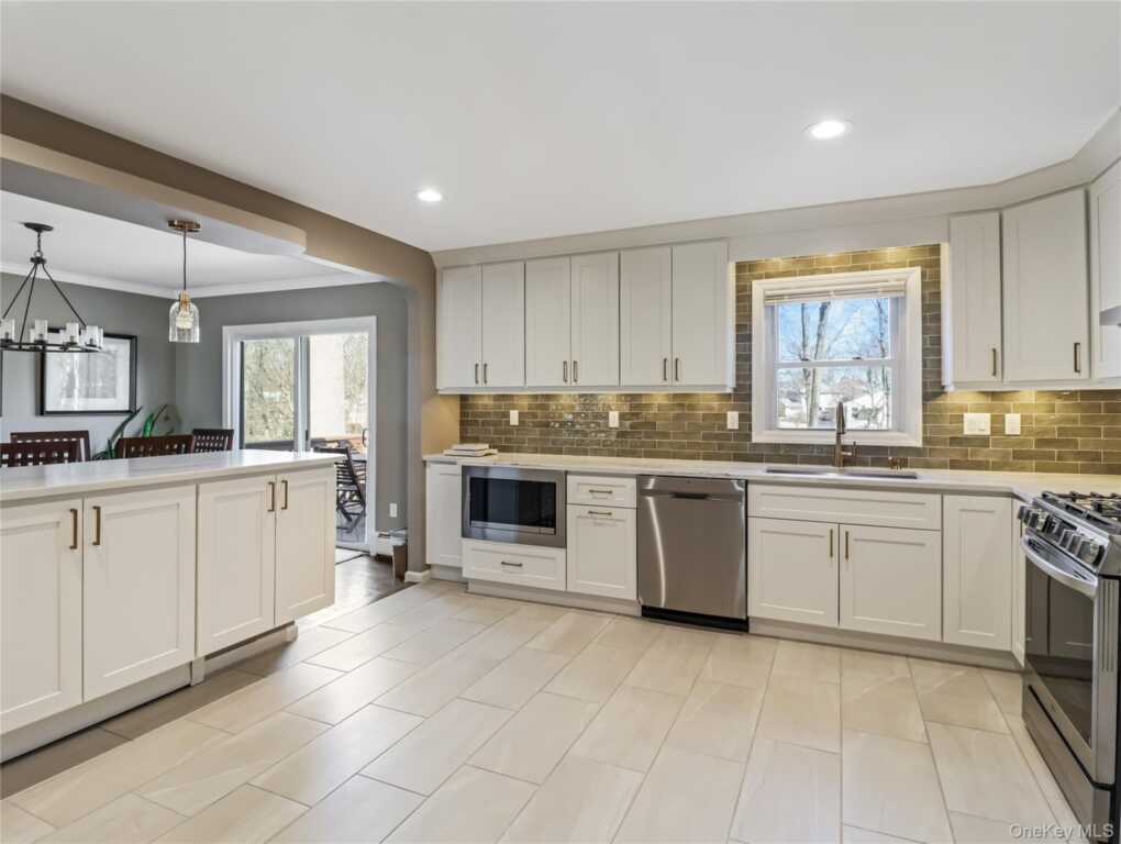 11 Foxburn Street, New City, NY 10956 - Photo 6 of 46