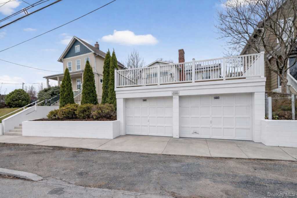 560 Locust Avenue, Rye, NY 10573 - Photo 2 of 35