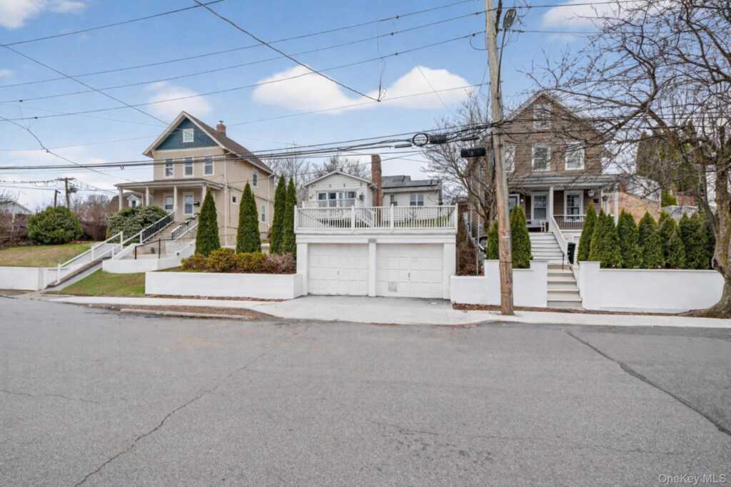 560 Locust Avenue, Rye, NY 10573 - Photo 3 of 35