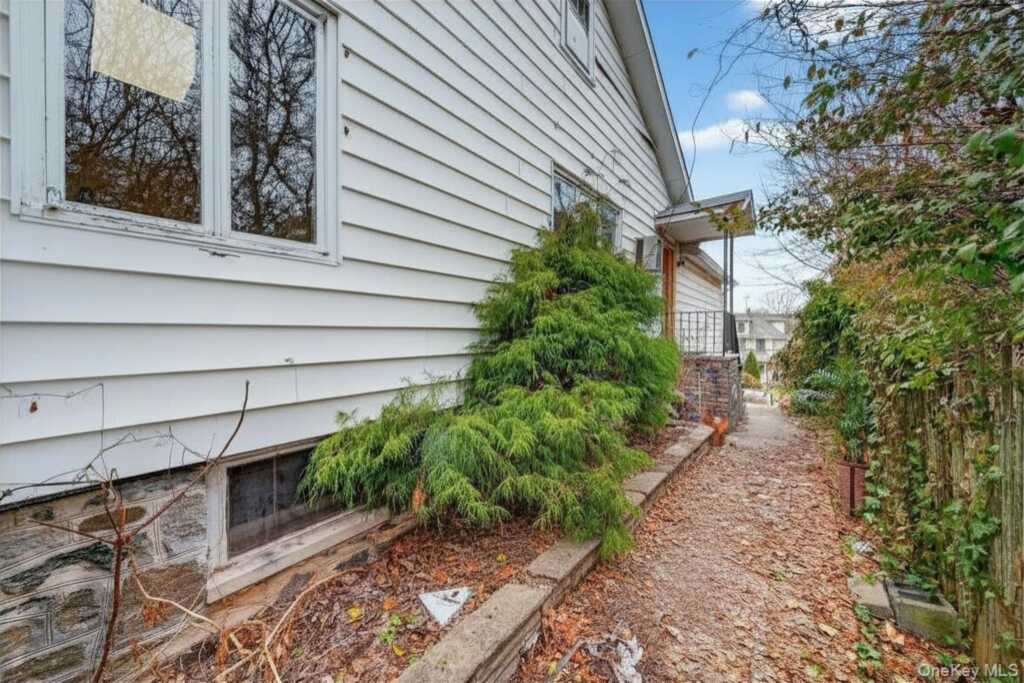 560 Locust Avenue, Rye, NY 10573 - Photo 5 of 35