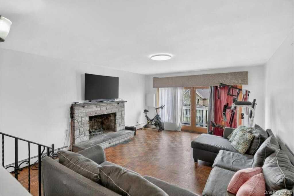 560 Locust Avenue, Rye, NY 10573 - Photo 7 of 35