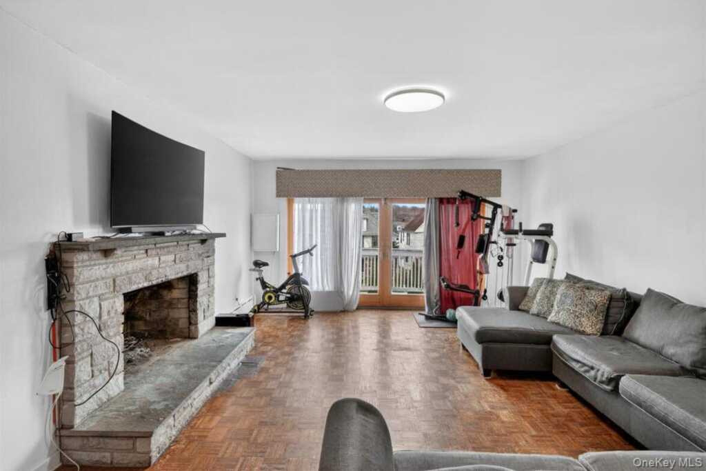 560 Locust Avenue, Rye, NY 10573 - Photo 8 of 35