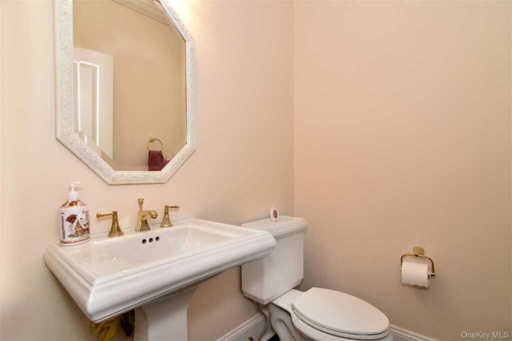 9 Stony Gate Oval, New Rochelle, NY 10804 - Photo 14 of 29