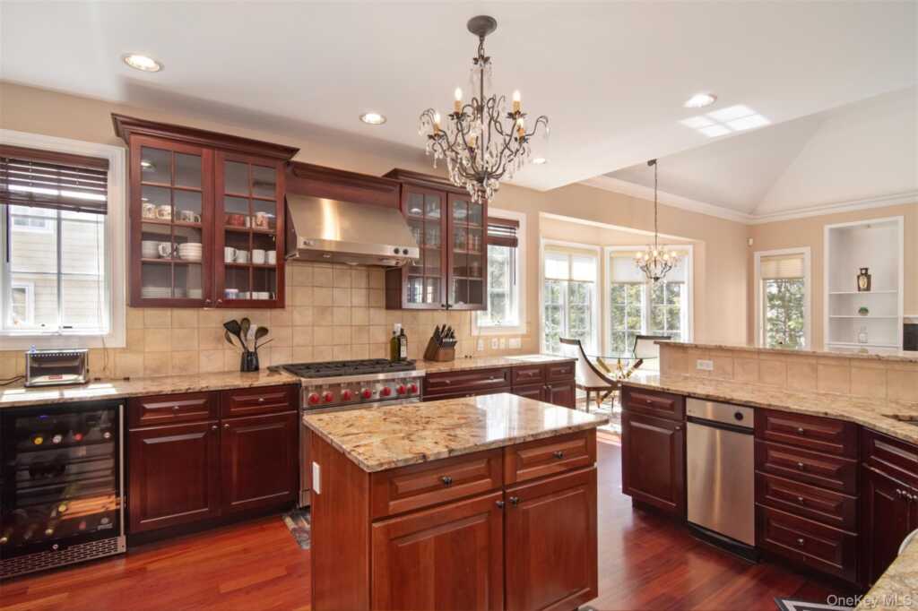 9 Stony Gate Oval, New Rochelle, NY 10804 - Photo 3 of 29