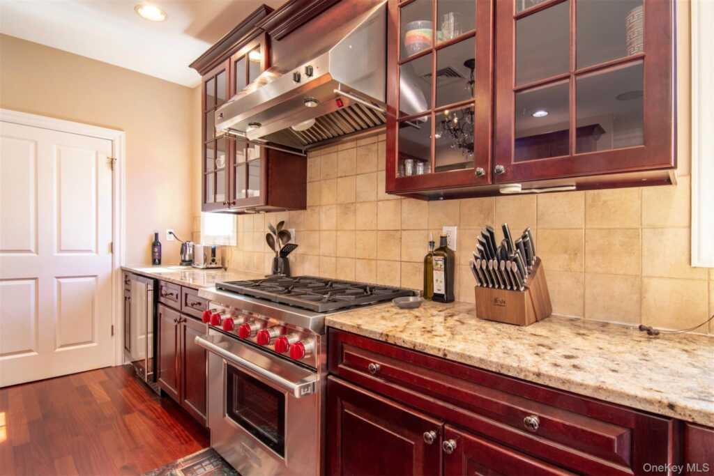 9 Stony Gate Oval, New Rochelle, NY 10804 - Photo 4 of 29