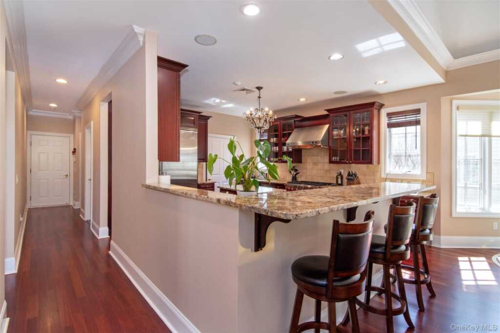 9 Stony Gate Oval, New Rochelle, NY 10804 - Photo 5 of 29