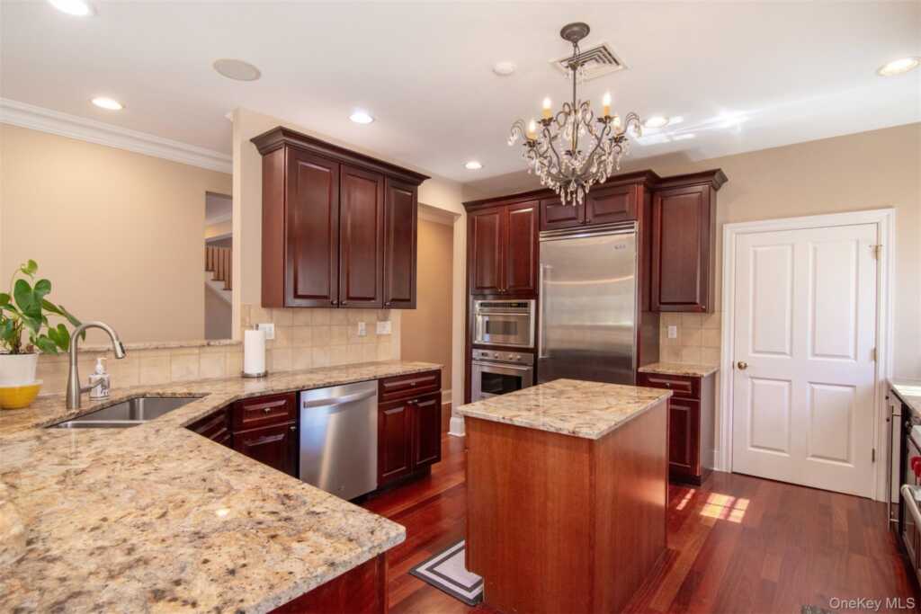 9 Stony Gate Oval, New Rochelle, NY 10804 - Photo 7 of 29