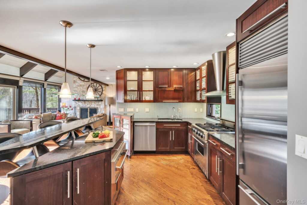 139 Pascack Road, Pearl River, NY 10965 - Photo 9 of 35