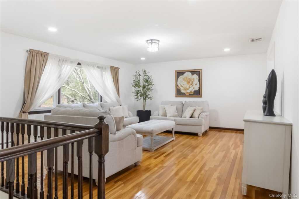 284 Ridge Road, New City, NY 10956 - Photo 4 of 36