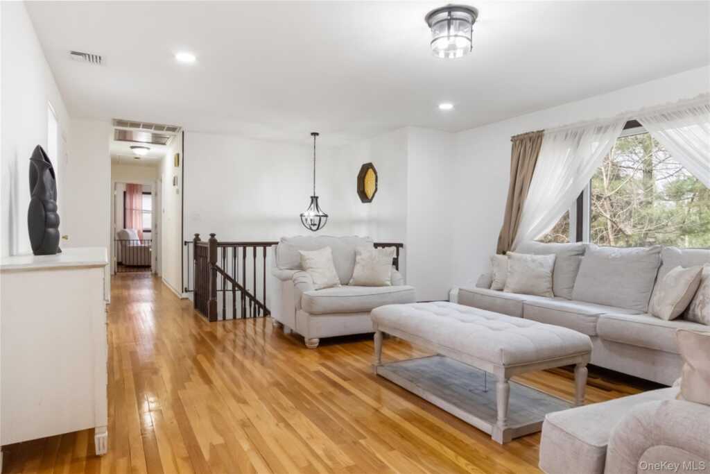 284 Ridge Road, New City, NY 10956 - Photo 5 of 36