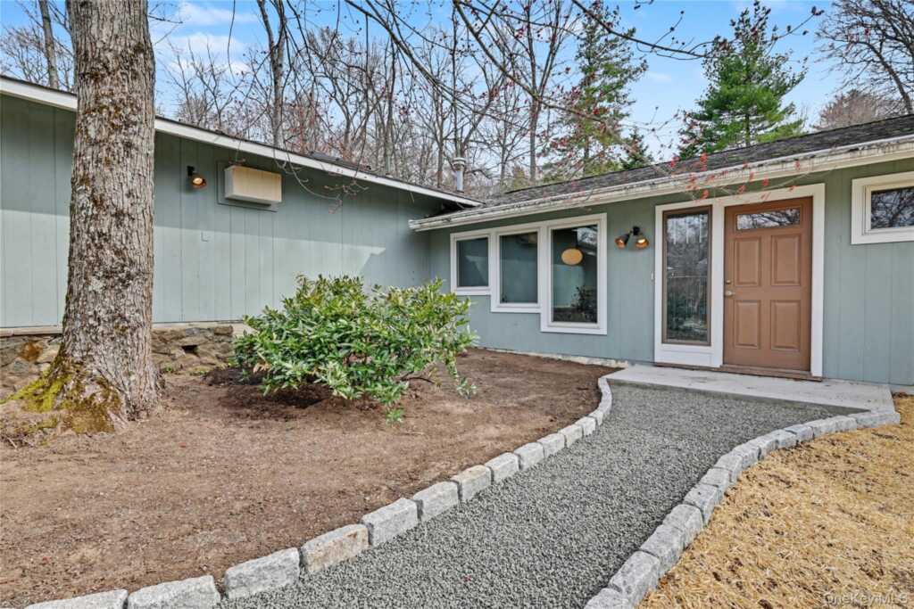 493 Mitchell Drive, Valley Cottage, NY 10989 - Photo 3 of 37