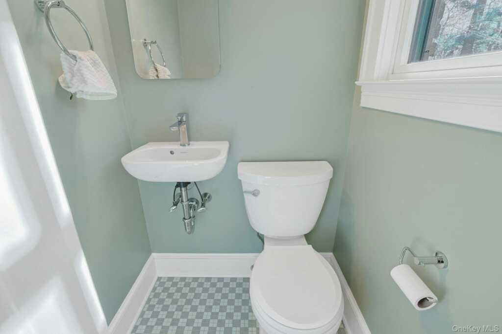 10 Robins Road, New Rochelle, NY 10801 - Photo 15 of 24