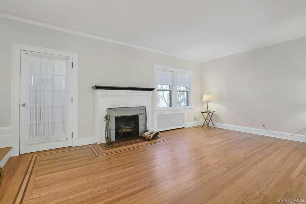 10 Robins Road, New Rochelle, NY 10801 - Photo 2 of 24