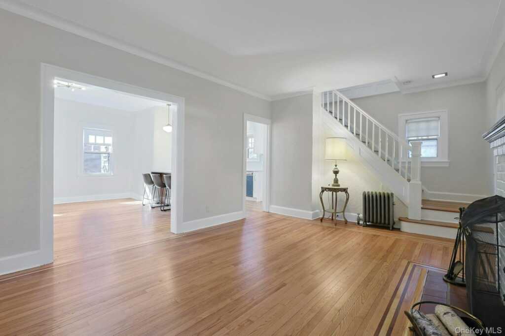 10 Robins Road, New Rochelle, NY 10801 - Photo 4 of 24