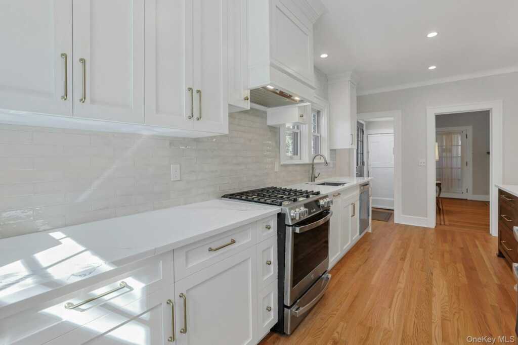 10 Robins Road, New Rochelle, NY 10801 - Photo 6 of 24