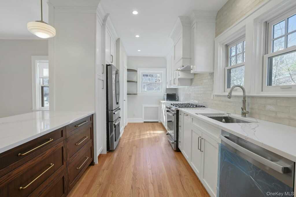 10 Robins Road, New Rochelle, NY 10801 - Photo 7 of 24