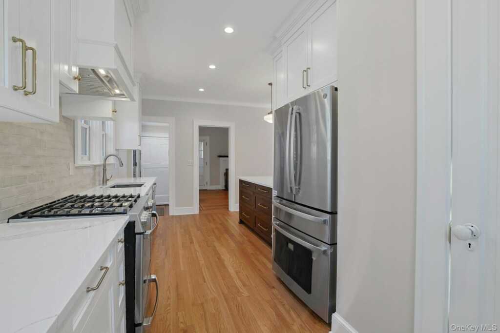 10 Robins Road, New Rochelle, NY 10801 - Photo 8 of 24