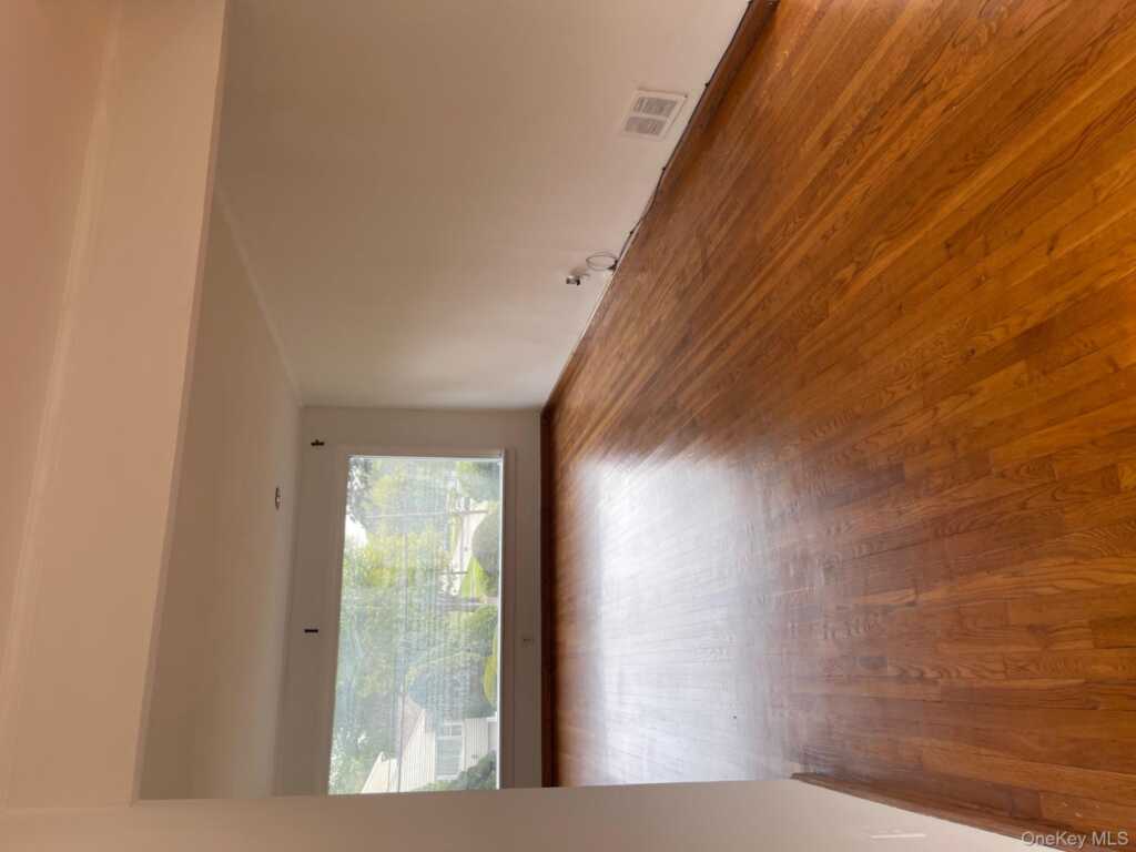 66 Laron Drive, New Rochelle, NY 10804 - Photo 4 of 28