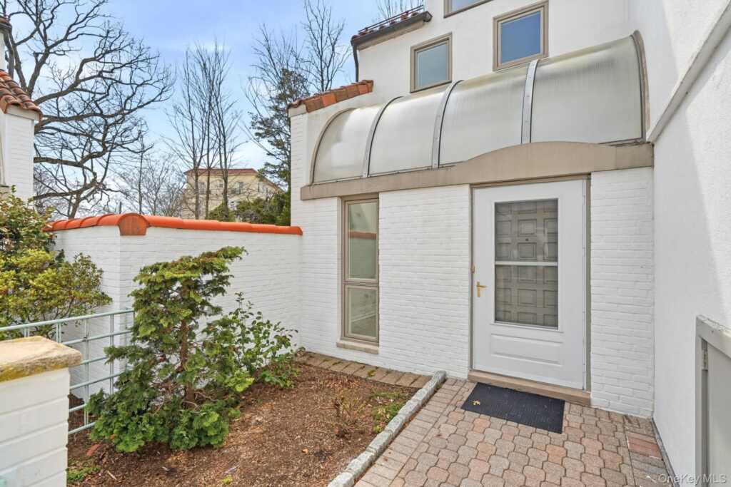 13 Kassel Court, Rye, NY 10543 - Photo 3 of 33